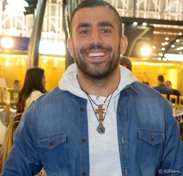 O ex-BBB Kaysar alugou um apartamento em Curitiba para receber a família no Brasil