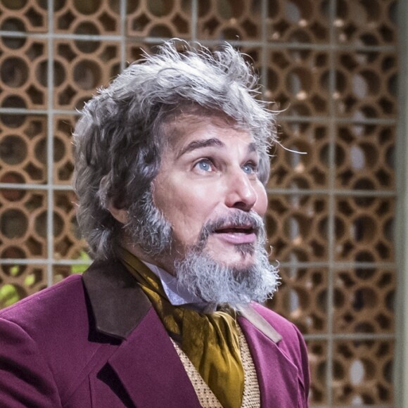 Paulina (Carol Macedo) vai exibir a dom Sabino (Edson Celulari) escritura que mostra que Samuca (Nicolas Prattes) ergueu a Samvita nas terras dele nos próximos capítulos da novela 'O Tempo Não Para'