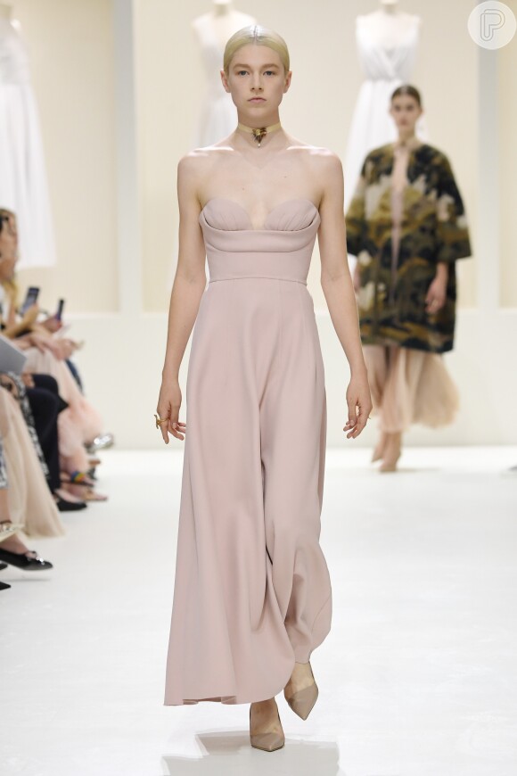 em formato "coração" o tomara que caia do vestido Dior traz um ar romântico ao look