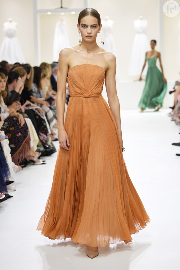 Básico e perfeito: vestido Dior está em alta, porém nunca cai de moda