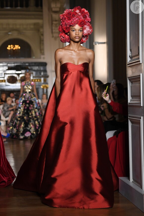 Tomara que caia: o decote foi hit na semana de alta-costura inverno 2019, como mostra o vestido Valentino