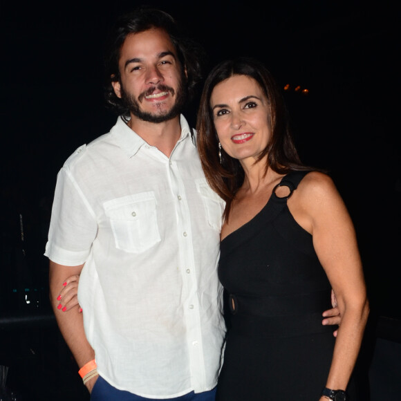 Fátima Bernardes chama atenção de internautas por look justo em foto com o namorado, Túlio Gadêlha