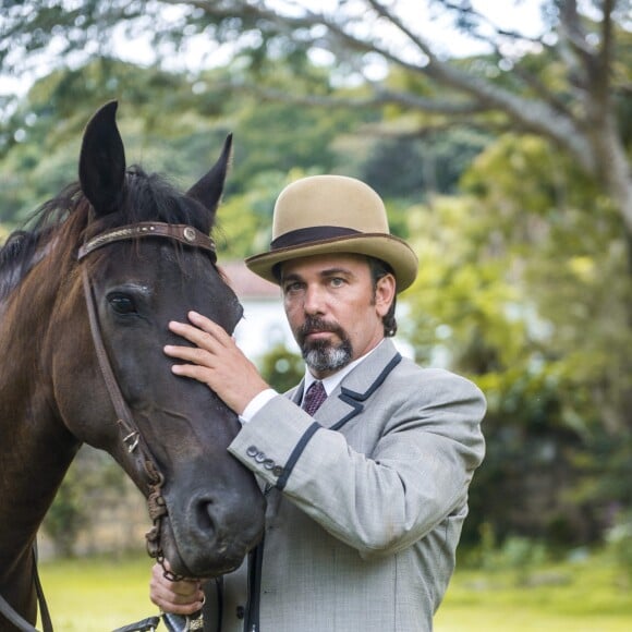 Aurélio (Marcelo Faria) repreende Brandão (Ary Fontoura) nos próximos capítulos da novela 'Orgulho e Paixão' pelo modo como trata Julieta (Gabriela Duarte): 'Já disse que não admito'