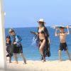 Fernanda Lima se protegeu do sol com chapéu de palha da Reserva