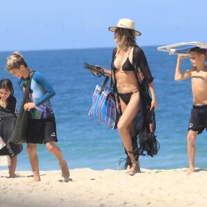 Fernanda Lima se protegeu do sol com chapéu de palha da Reserva