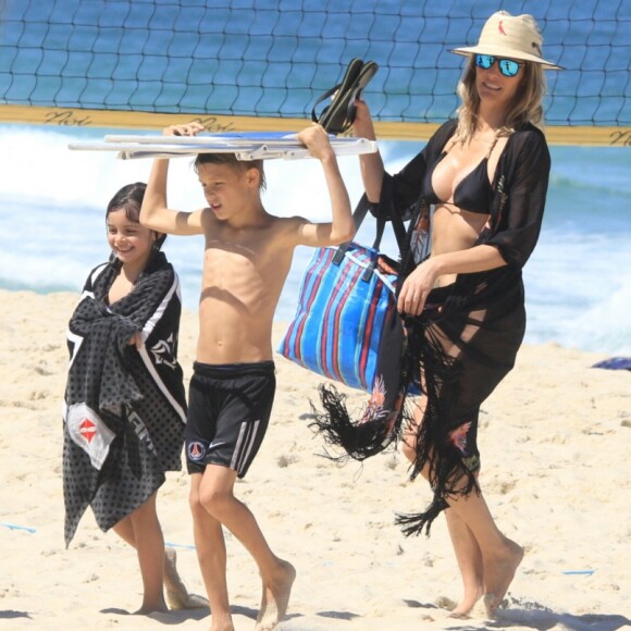 Fernanda Lima curte dia na praia com os filhos durante folga das gravações do programa 'Amor & Sexo'