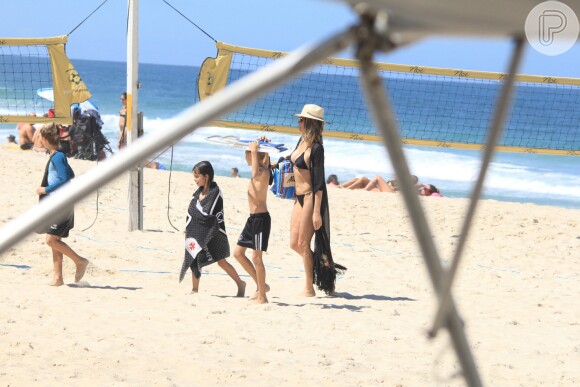 Fernanda Lima usou bolsa estilo feira para ir à praia