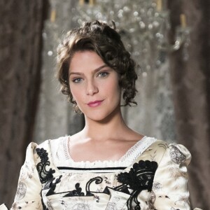 Charlotte (Isabella Santoni) também é filha de lorde Willamson (Tarcísio Meira) na novela 'Orgulho e Paixão'