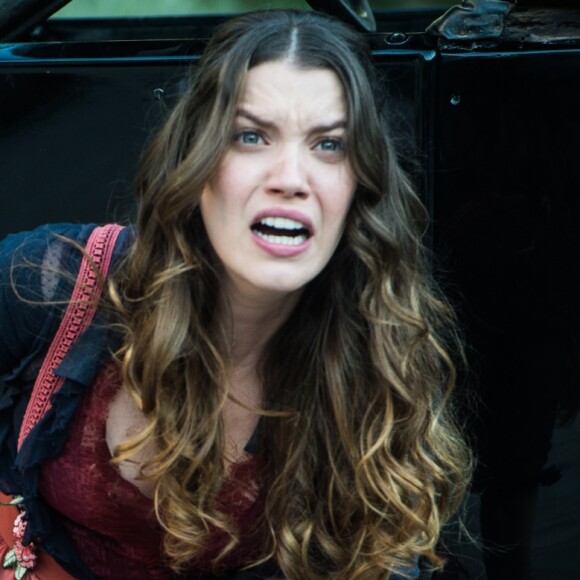 Darcy (Thiago Lacerda) é baleado e deixa Elisabeta (Nathalia Dill) desesperada na novela 'Orgulho e Paixão'