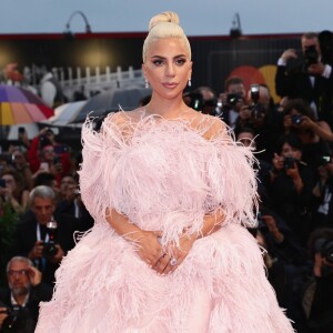 O vestido Valentino escolhido por Lady Gaga foi desfilado na coleção Outono-Inverno 2018/2019 da marca
