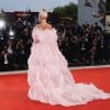O volume e o movimento garantido pelas plumas e cauda atraíram flashs para Lady Gaga no Festival de Veneza