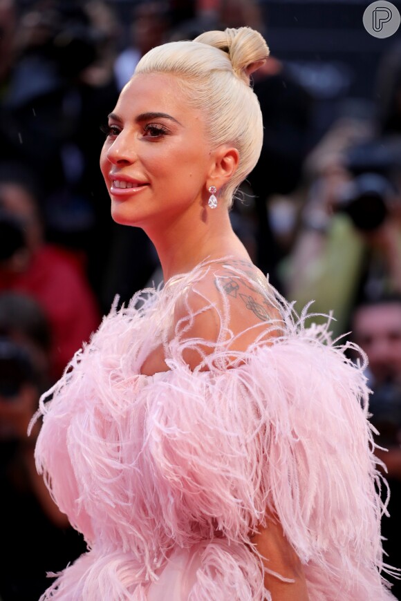 Lady Gaga escolheu uma maquiagem discreta, com pele iluminada, para o tapete vermelho
