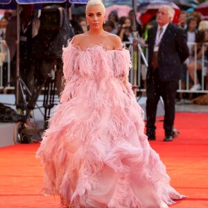 Lady Gaga cruza o tapete vermelho do Festival de Veneza com seu longo