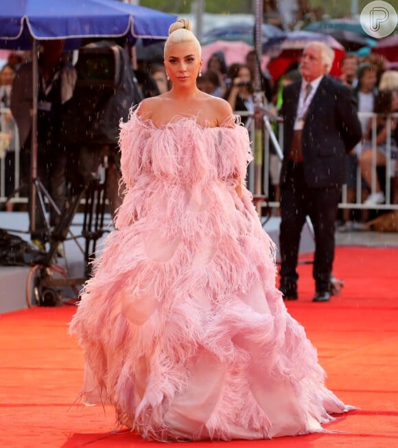 Lady Gaga cruza o tapete vermelho do Festival de Veneza com seu longo