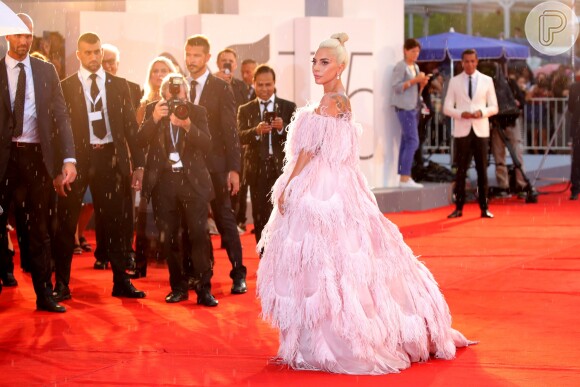 O vestido Valentino escolhido por Lady Gaga foi desfilado por Kaia Gerber