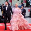 Lady Gaga posa com Bradley Cooper, com quem protagoniza o filme 'Nasce uma estrela'