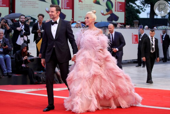 Lady Gaga posa com Bradley Cooper, com quem protagoniza o filme 'Nasce uma estrela'