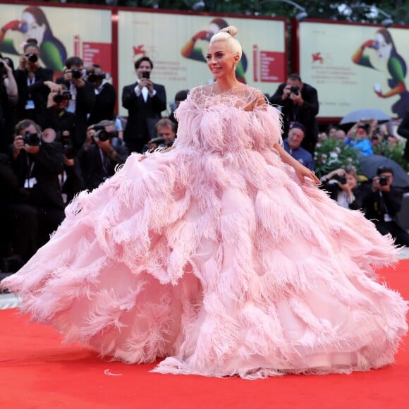 Lady Gaga posa com seu vestido Valentino no tapete vermelho do Festival de Veneza, em 31 de agosto de 2018