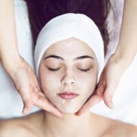 Beauty artist Carla Biriba cita vantagens da massagem facial: 'Tonifica a pele'