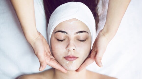 Beauty artist Carla Biriba cita vantagens da massagem facial: 'Tonifica a pele'