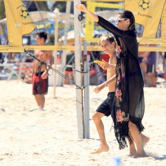 Fernanda Lima e o filho Francisco deixaram a praia descalços