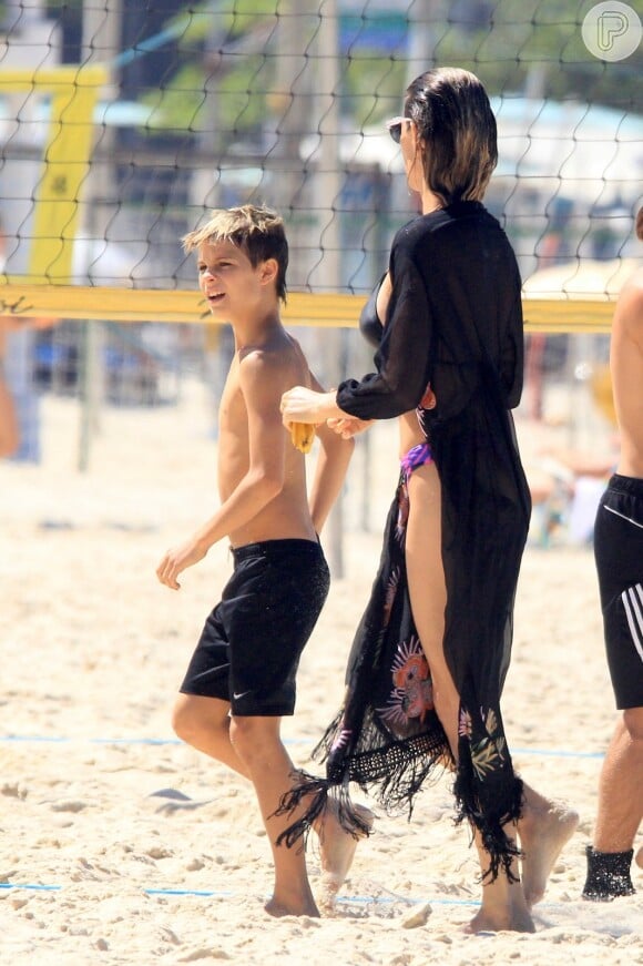 Francisco, de 10 anos, curtiu o dia de sol com a mãe, Fernanda Lima, na praia de Ipanema