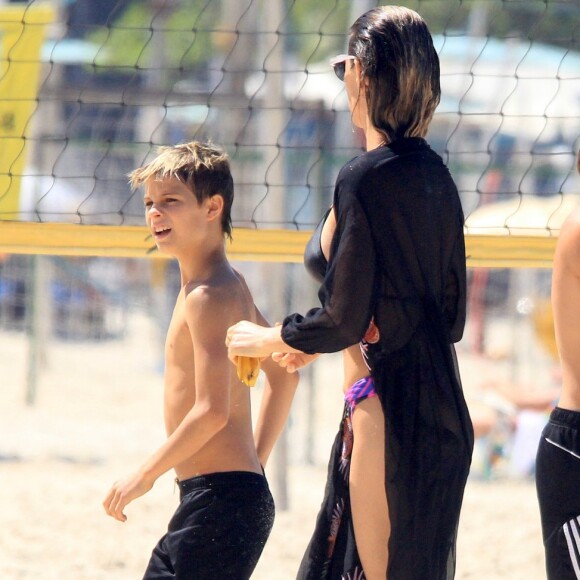 Francisco, de 10 anos, curtiu o dia de sol com a mãe, Fernanda Lima, na praia de Ipanema