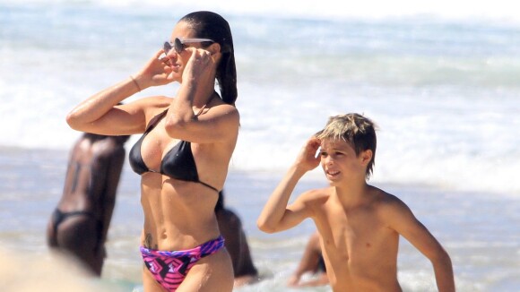 Praia em dupla! Fernanda Lima aproveita dia de sol com o filho Francisco. Fotos!