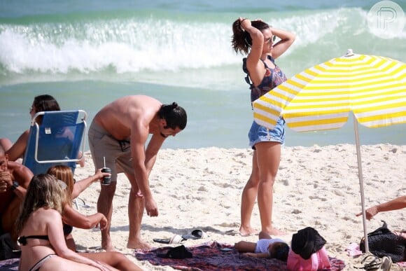 Bruno Gissoni e Yanna Lavigne estavam com a filha, Madalena, que dormiu na areia da praia