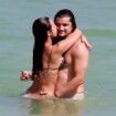 Bruno Gissoni e Yanna Lavigne namoram no mar enquanto Madalena dorme na areia