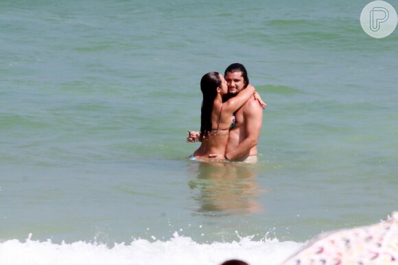 Bruno Gissoni e Yanna Lavigne trocaram beijos neste sábado, 1 de setembro de 2018, no mar