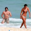 Bruno Gissoni e Yanna Lavigne curtiram juntos a praia da Barra da Tijuca, na zona oeste do Rio