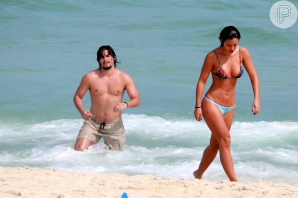 Bruno Gissoni e Yanna Lavigne curtiram juntos a praia da Barra da Tijuca, na zona oeste do Rio