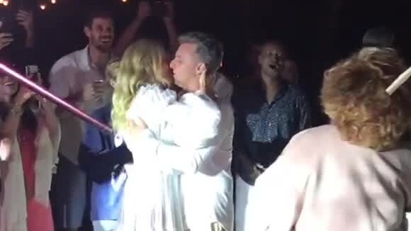 Angélica e Luciano Huck trocaram beijos durante show de Alcione no aniversário do apresentador