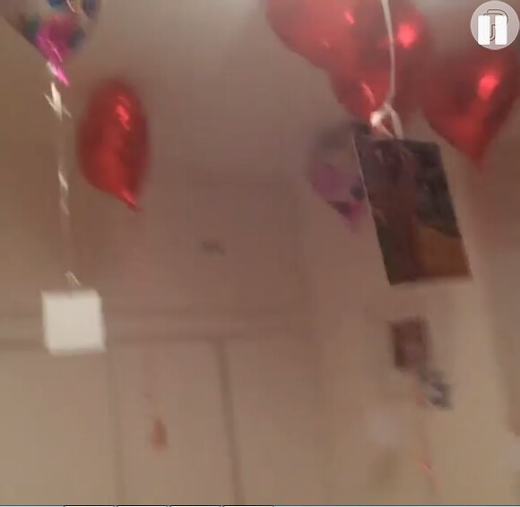 Rodrigo Godoy espalhou balões de coração pelo quarto para fazer uma surpresa para Preta Gil