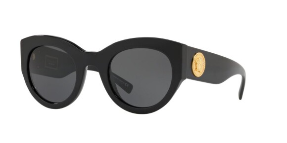 Bruna Marquezine usou óculos da coleção Tribute da Versace de R$ 1.220 em passeio por Veneza