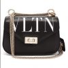 Bolsa Valentino VLTN Crossbody usada por Bruna Marquezine custa cerca de R$ 6.822 na loja Matches Fashion