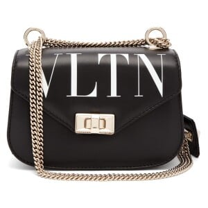 Bolsa Valentino VLTN Crossbody usada por Bruna Marquezine custa cerca de R$ 6.822 na loja Matches Fashion