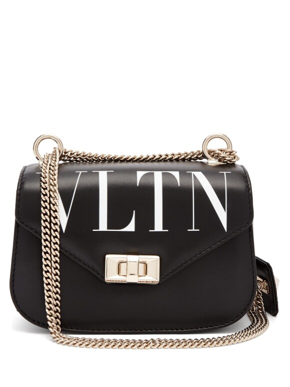 Bolsa Valentino VLTN Crossbody usada por Bruna Marquezine custa cerca de R$ 6.822 na loja Matches Fashion