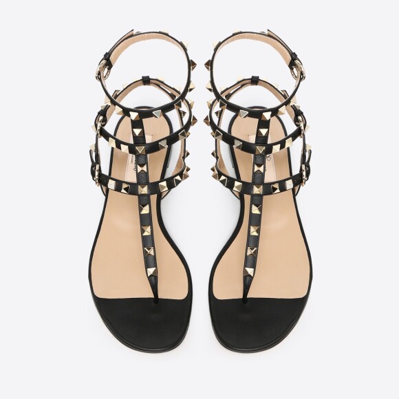 Atriz apostou em sandálias Rockstud, da grife Valentino, de R$ 3.030 para passear na Itália
