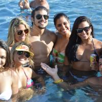 Caio Castro curte festa da piscina promovida por Claudia Leitte na Bahia