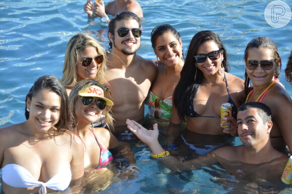 Caio Castro curte Pool Party rodeado de mulheres, no Hotel Claudia Leitte em Salvador, na Bahia