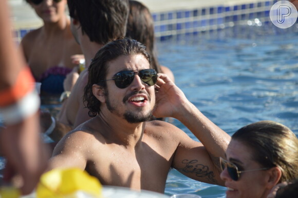 Caio é só animação na festa da piscina em Salvador