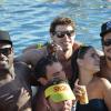 Caio Castro aproveita a festa rodeado de amigos, entre eles, o ator Rafael Zulu, que também usa boné e óculos