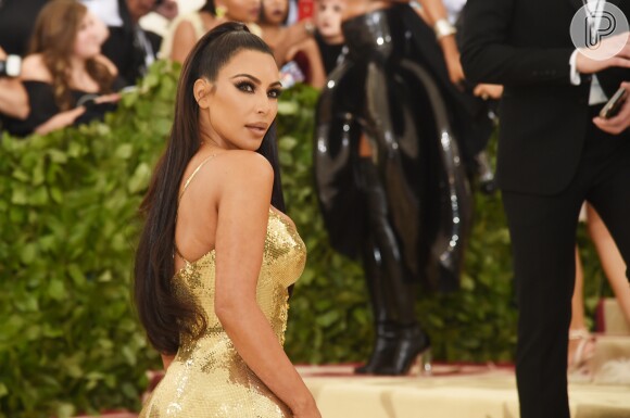 Kim Kardashian exibiu corpo definido ao pular em cama elástica com o filho, Saint, neste domingo, 2 de setembro de 2018. Veja a seguir!