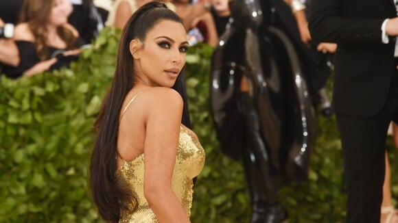 De biquíni, Kim Kardashian brinca com filho e exibe corpo definido. Vídeo!