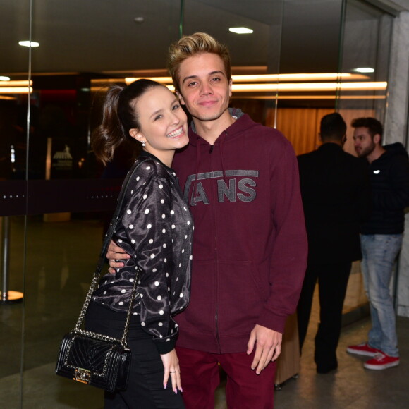 Leo Cidade posa abraçado à Larissa Manoela em musical