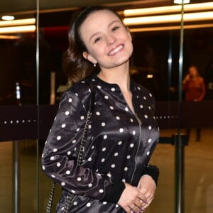 Larissa Manoela combina look moderno com penteado rabo de cavalo