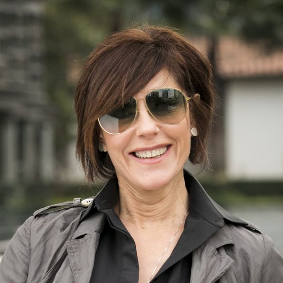 Carmen (Christiane Torloni) avisa Betina (Cleo) que Emilio (João Baldasserini) também está fora da Samvita na novela 'O Tempo Não Para': 'Tchau!'