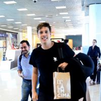 Fábio Porchat posa com fãs e sorri para fotógrafos em aeroporto do Rio
